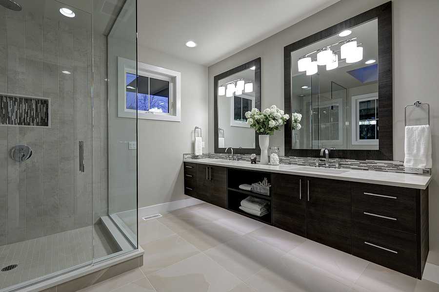 Amazing Master Bathroom With Large Glass Walk-in Shower